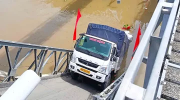 شاحنة محملة بالأرز تتسبب في انهيار جسر حيوي على طريق إقليمي بشكل مفاجئ